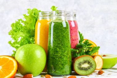 Yeşil, sarı, mor smoothies Frenk üzümü şişeleri, maydanoz, app