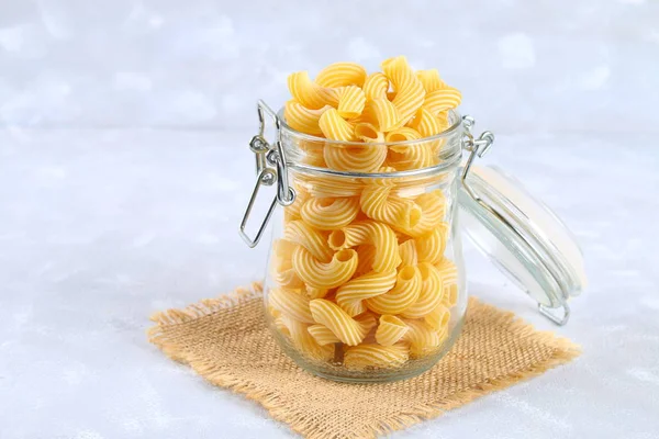 Pasta cruda Cavatappi o Cellentani su una tavola grigia . — Foto Stock