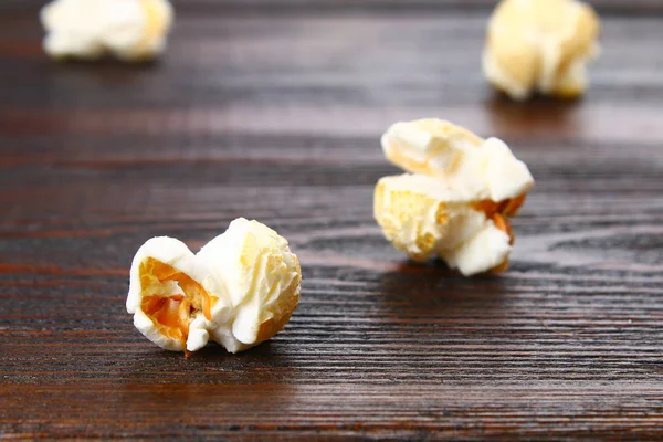 Semena solené popcorn na dřevěný stůl. — Stock fotografie