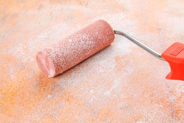 boya kontrplak yüzeyinde beyaz boya fırça rulo.