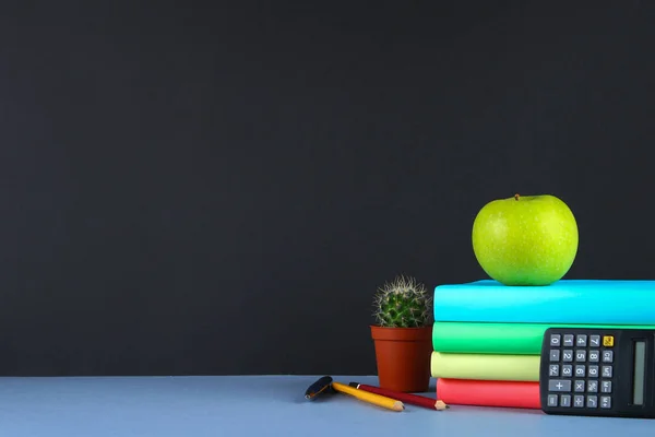 Egy rakás könyv, papíráru chalkboard alapon. Munka íróasztal, oktatás, iskola. — Stock Fotó