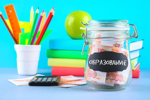 Banka Rus parası, 5000 ruble ve bir hesap makinesi, kitap üzerinde gri bir arka plan ile. Finans, servet. Metin Rusça: eğitim.