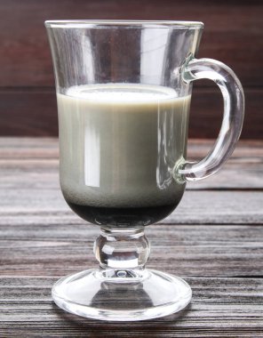 Kömür latte. Siyah kapuçino. Sade kahve ile aktif karbon.