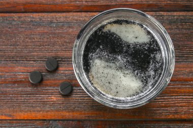 Kömür latte. Siyah kapuçino. Sade kahve ile aktif karbon.