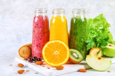 Yeşil, sarı, mor smoothies Frenk üzümü şişeleri, maydanoz, app