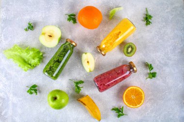 Yeşil, sarı, mor smoothies Frenk üzümü şişeleri, maydanoz, app