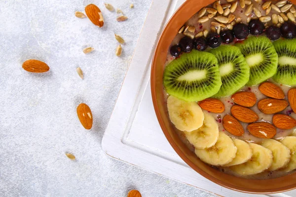早餐浆果奶昔碗顶部香蕉, 浆果, 猕猴桃 — 图库照片