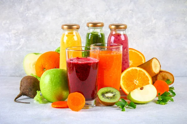 Green, yellow, purple smoothies in currant bottles, parsley, app — Stock Photo, Image