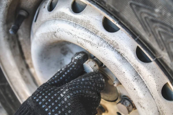 çatlak bir aracın lastiklerini değiştirme sırasında el ile değiştirme.