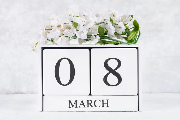 8 de marzo, Día Internacional de la Mujer. Calendario perpetuo de madera y flores blancas . — Foto de Stock