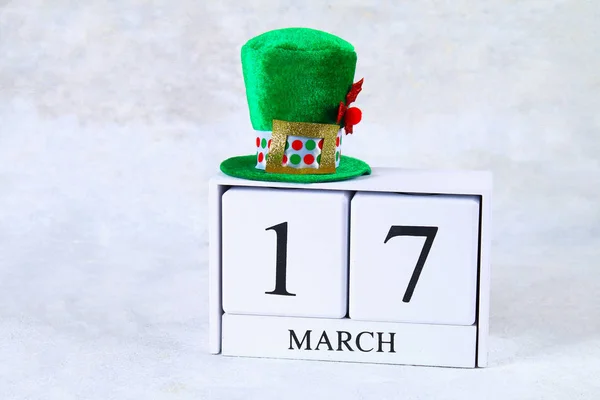 Día de San Patricio. Un calendario de madera que muestra el 17 de marzo. Sombrero verde — Foto de Stock