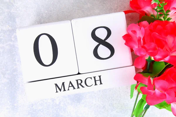 8 marca Międzynarodowy Dzień kobiet. Kalendarz wieczny drewniany i różowe kwiaty. — Zdjęcie stockowe