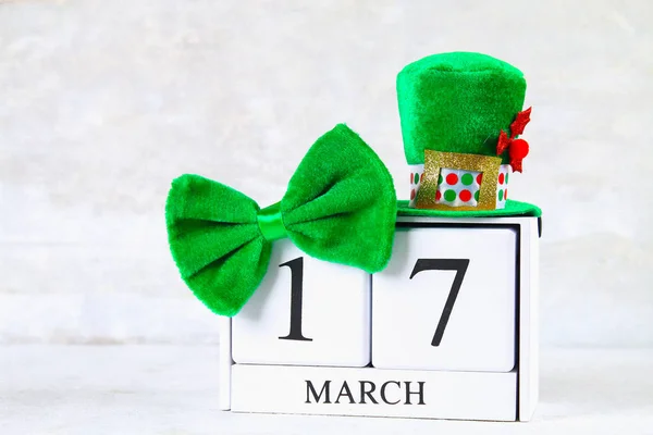 Día de San Patricio. Un calendario de madera que muestra el 17 de marzo. Sombrero verde y lazo . — Foto de Stock