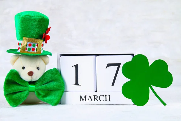 Día de San Patricio. Un calendario de madera que muestra el 17 de marzo. Sombrero verde y lazo . — Foto de Stock