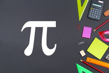 Pi günü ve tebeşir bir kara tahta üzerinde yazıt.