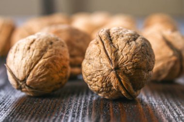 Kabuk ve ceviz kemikler bir kahverengi ahşap tablo.