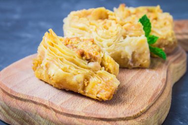 Baklava koyu ahşap arka plan üzerinde Türk geleneksel zevk. Tonlama.