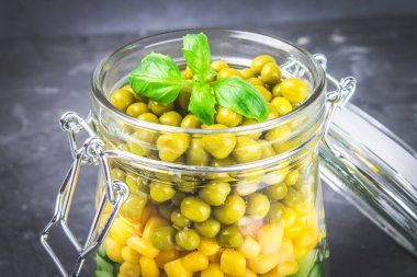 Sağlıklı ev yapımı salata sebze, salatalık, domates, bezelye ve Mısır - sağlıklı diyet, Detoks, saf gıda veya vejetaryen kavramı ile bir kavanoz içinde.