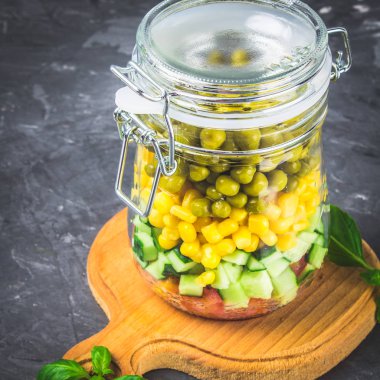 Sağlıklı ev yapımı salata sebze, salatalık, domates, bezelye ve Mısır - sağlıklı diyet, Detoks, saf gıda veya vejetaryen kavramı ile bir kavanoz içinde.