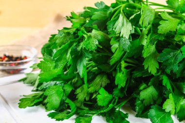 Organik İtalyan düz yaprak maydanoz yemeye hazır.