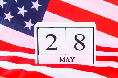 Takvim ve kırmızı anma Amerikan yıldızlar ve çizgiler bayrağı üzerinde haşhaş konseptiyle ABD anma günü.