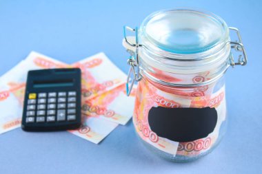 Gri bir arka plan üzerinde banka Rus parası, 5000 ruble ile bir hesap makinesi. Finans, servet, eğitim.