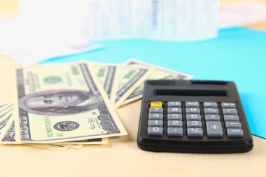Ekonomi kavramı: Amerika Birleşik Devletleri yüz dolarlık banknot, hesap makinesi, ürün.
