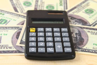 Ekonomi kavramı: Amerika Birleşik Devletleri yüz dolarlık banknot, hesap makinesi, ürün.