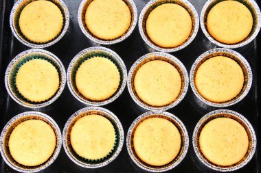 Ahşap bir masa üzerinde hazır pişmiş kek.