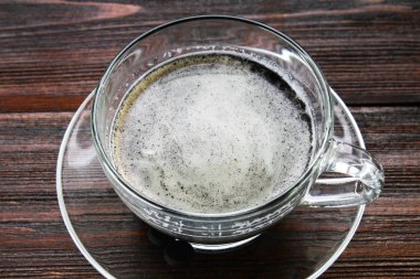 Kömür latte. Siyah kapuçino. Sade kahve ile aktif karbon.