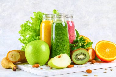 Yeşil, sarı, mor smoothies Frenk üzümü şişeleri, maydanoz, app