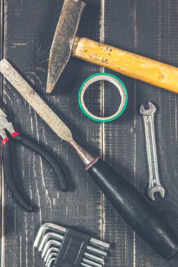 Koyu ahşap bir masa üstünde sanayi alet. Metni için bir yer. Bir konsantrasyon