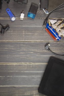 Elektronik cihazlar ve koyu ahşap arka plan öğeleri. PLA