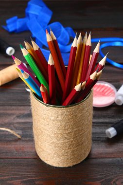 Banka kalpleri ile kalemler için ahşap bir sekmede dize ile sarılmış