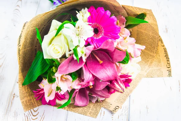 백합, gerbera, 백색 장미 및 백색 나무 테이블에 alstroemeria에서 꽃의 꽃다발. 휴일, 선물. — 스톡 사진