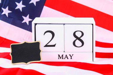Takvim ve kırmızı anma Amerikan yıldızlar ve çizgiler bayrağı üzerinde haşhaş konseptiyle ABD anma günü.