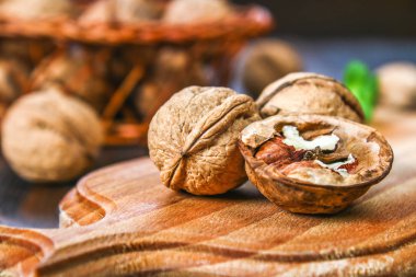 Kabuk ve ceviz kemikler bir kahverengi ahşap tablo.