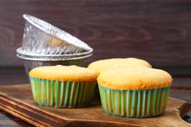 Ahşap bir masa üzerinde hazır pişmiş kek.