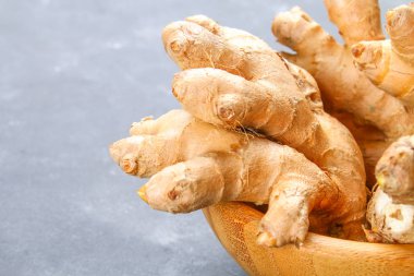 Baharatlı kök zencefil ahşap bir masa üzerinde.