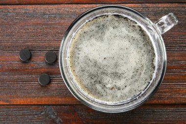 Kömür latte. Siyah kapuçino. Sade kahve ile aktif karbon.