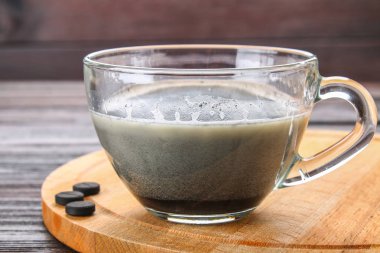 Kömür latte. Siyah kapuçino. Sade kahve ile aktif karbon.
