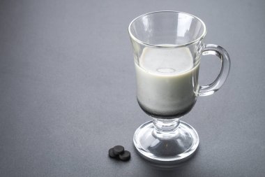 Kömür latte. Siyah kapuçino. Sade kahve ile aktif karbon.
