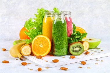 Yeşil, sarı, mor smoothies Frenk üzümü şişeleri, maydanoz, app