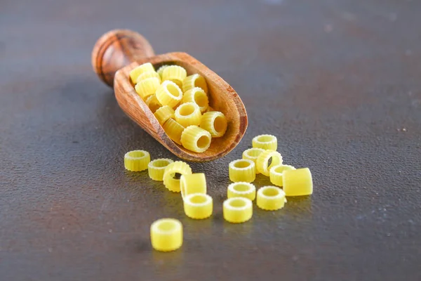 Maccheroni piccanti. Anelli di pasta. Tubettini e ditali. Anellini . — Foto Stock