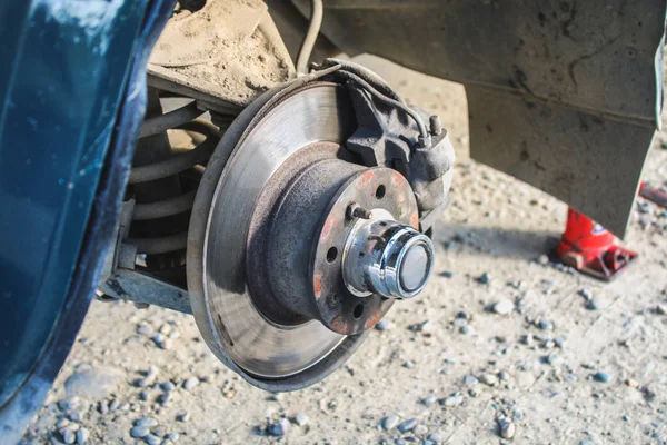 The wheel hub of the car.Replacing the wheel on the car.Car repair. — Stock Photo, Image