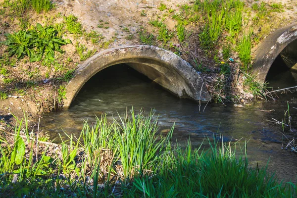 Concrete sistema foro tubo canale di scarico acque reflue. Disastri ambientali . — Foto Stock