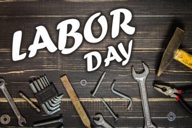 Koyu ahşap bir masa üstünde sanayi alet. İşçi Bayramı.