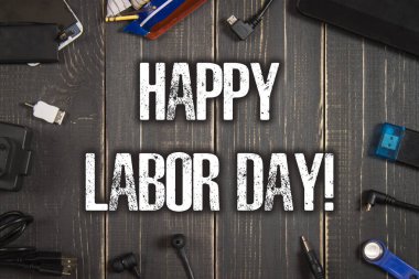 Elektronik cihazlar ve koyu ahşap arka plan öğeleri. Metni için bir yer. İşçi Bayramı. Programcının Resepsiyon. Hobi.