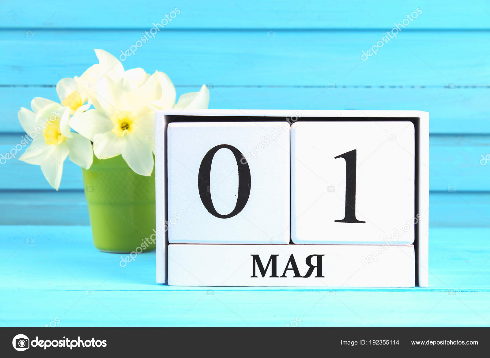White wooden calendar with the text on russian: May White