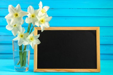 Nergis çiçek ve ahşap arka plan, kopya alanı etiketinde boş yazı tahtası.